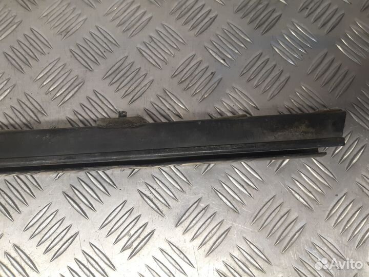 Б/У Направляющая двери сдвижной#001