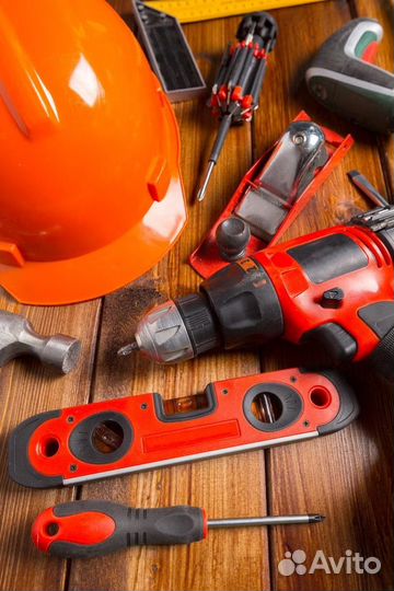 Отделочник плиточник маляр со своим инструментом