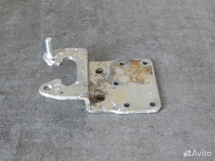 Петля двери нижняя х-ка Whirlpool C00372749