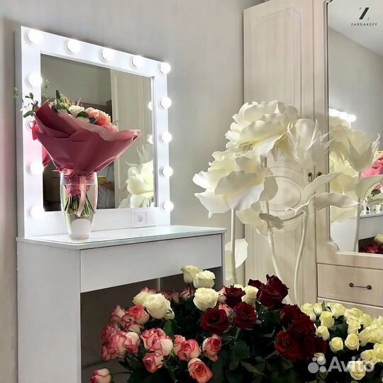 Туалетный столик визажиста с гримёрным зеркалом