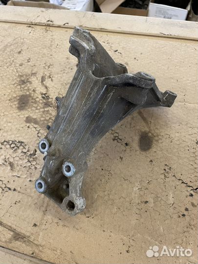 Кронштейн кпп VW Passat B3