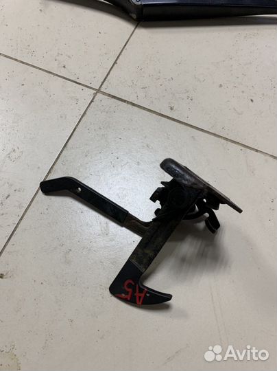 Замок капота Skoda Octavia A5