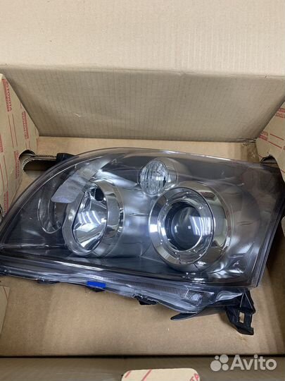 Фара передняя левая Toyota Avensis 8117005240