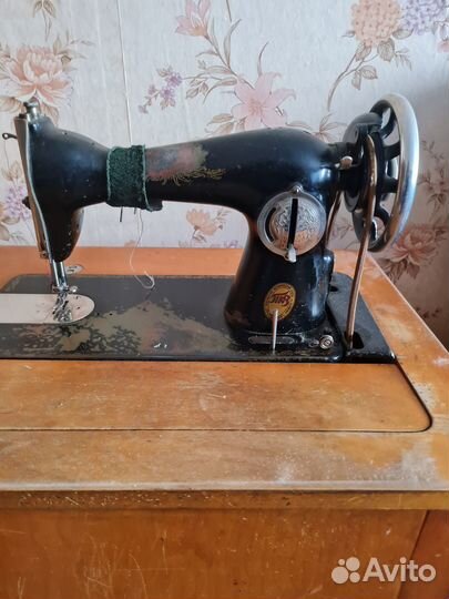 Швейная машинка пмз, в тумбочке с ножным приводом