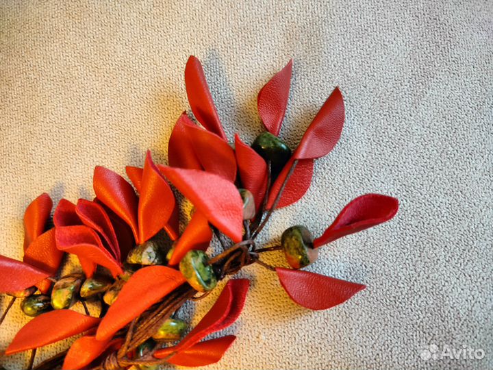 Колье с кожаными листочками