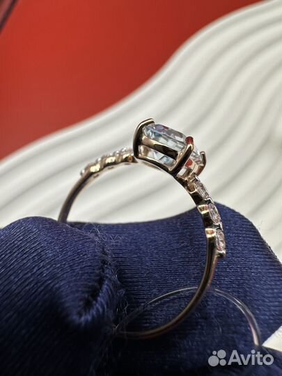 Кольцо с топазом 1,61 гр