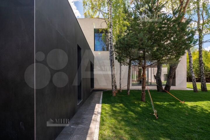 Дом 920 м² на участке 30 сот.