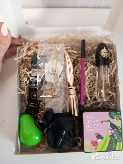 Набор косметики плюс цепочка в подарок