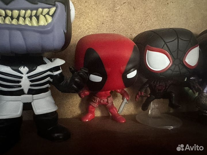 Фигурка железного человека и дедпула