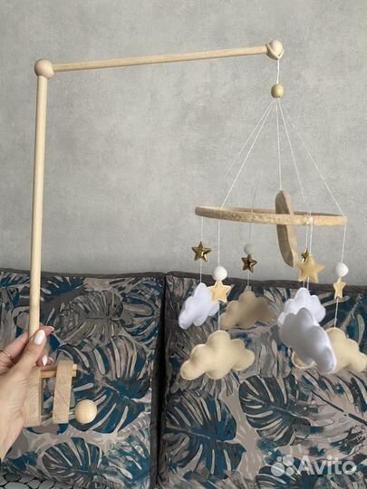 Мобиль на кроватку из фетра и кронштейн