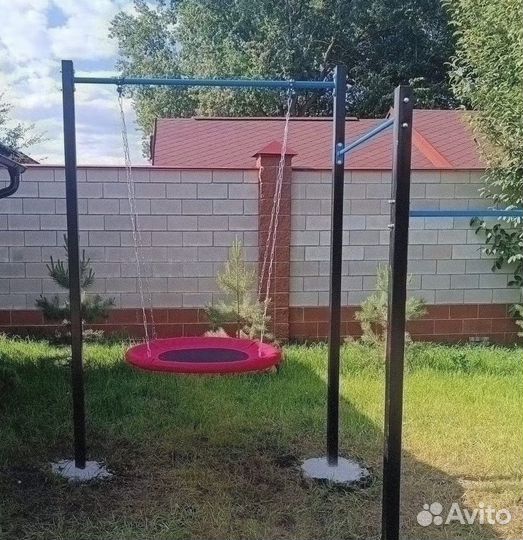 Уличный турник для всей семьи можно и качели
