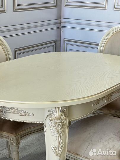 Стол и стулья