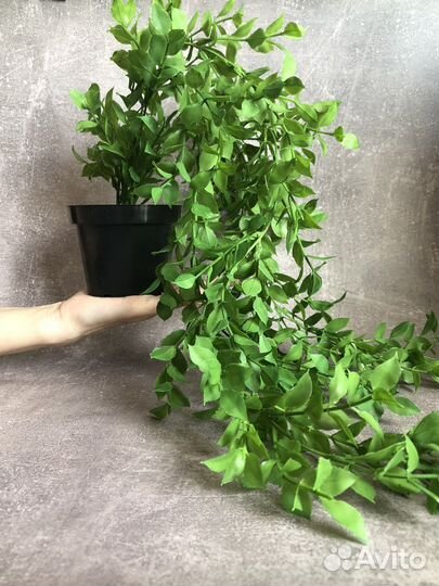 Искусственное растение в горшке