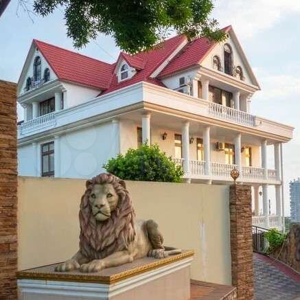 Дом 1000 м² на участке 10 сот.