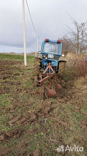 Вспашка земли трактором