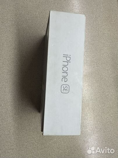 Коробка от iPhone SE 32 gb черный