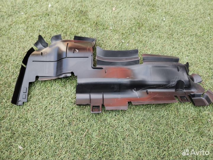 Дефлектор радиатора правый Audi A4 B9 2018