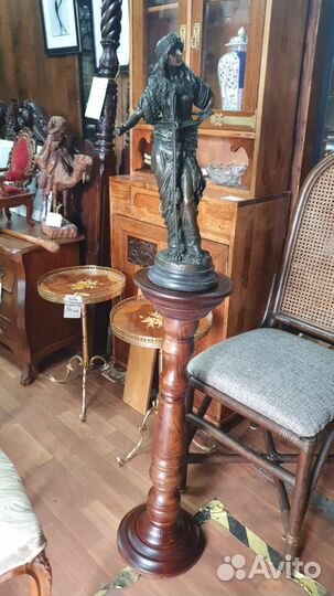 Пара стоек консолей для фигур и ваз