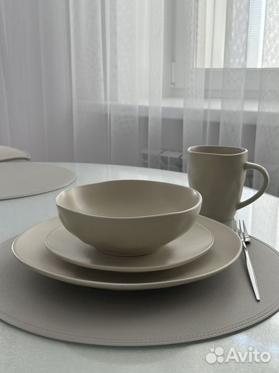 Набор посуды (тарелки, кружки) на 4 персоны
