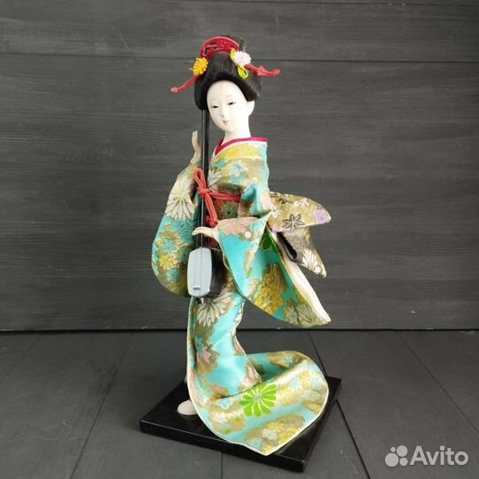 Китайская фарфоровая кукла