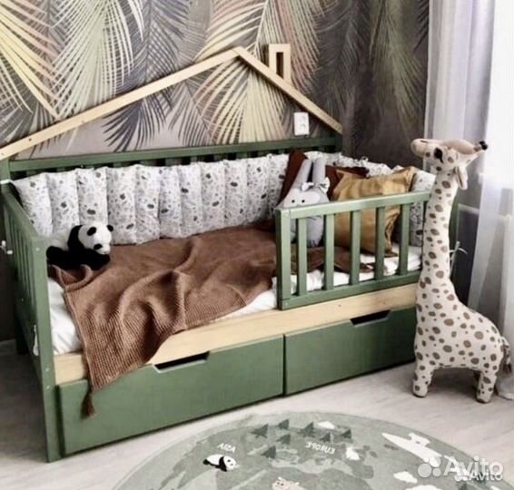 Кровать с элементом домика из массива