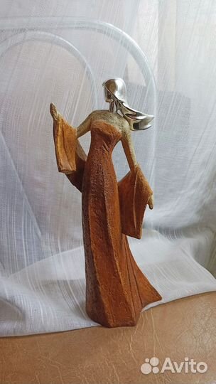 Абстрактная статуэтка женщины