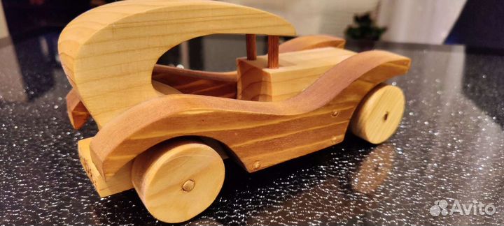 Деревянная модель автомобиля