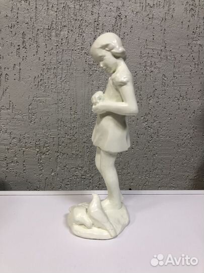 Статуэтка гипс. Девочка кормит голубей. Кунгур