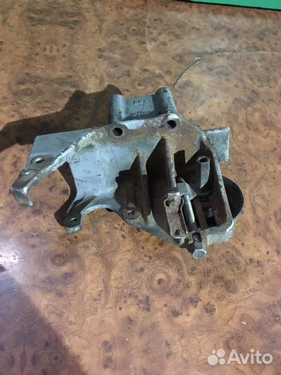 Кронштейн гура Mitsubishi Chariot Grandis N84W