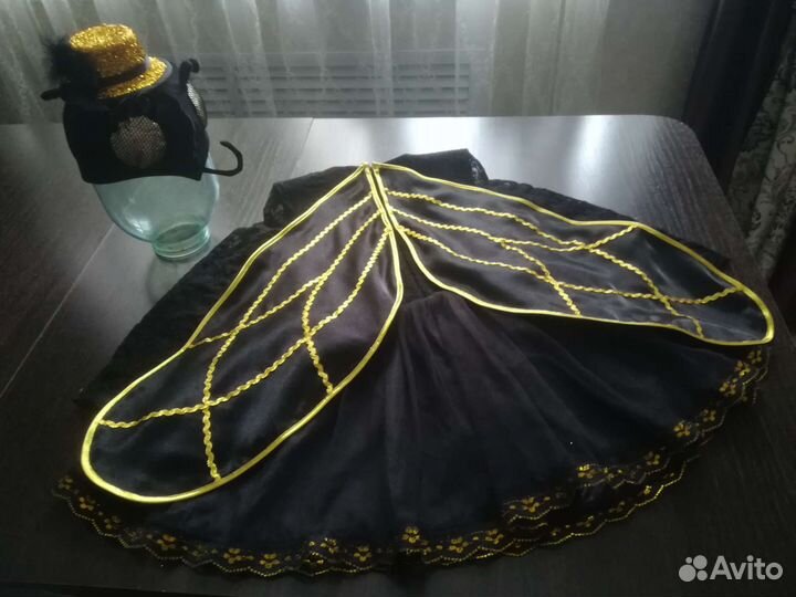 Кузнечик, жук, муха цокотуха, божья коровка