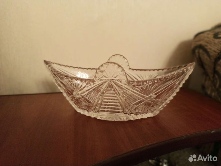 Хрустальная конфетница на ножке