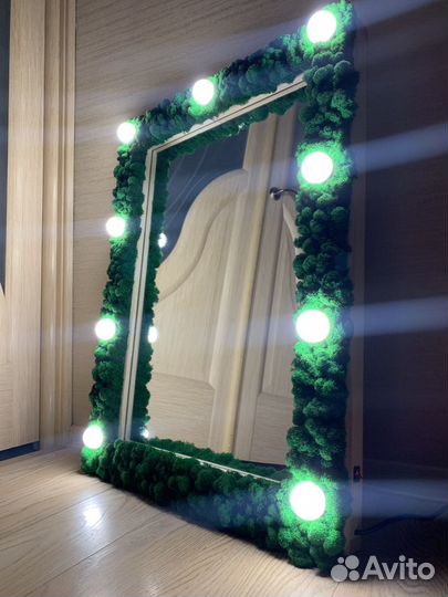 Зеркало с LED-лампами и стабилизированным мхом