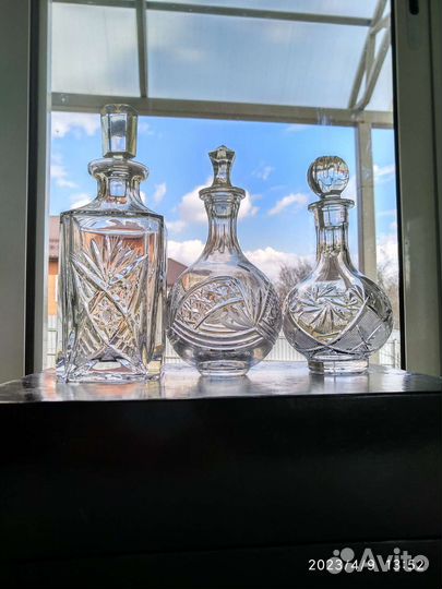 Графины с рюмками и стопками, штоф со стопками