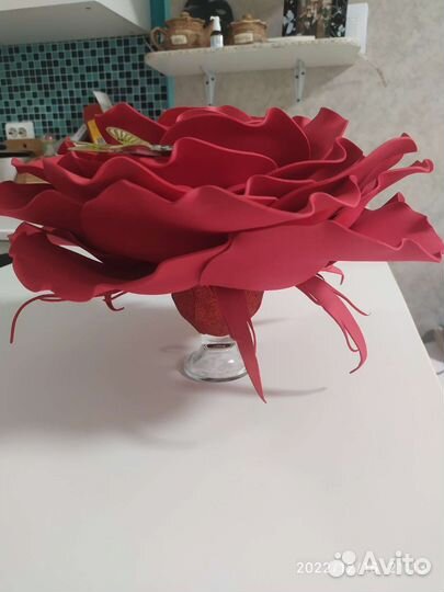 Роза на бокале