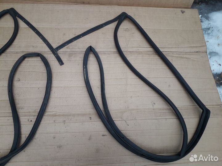 Уплотнитель двери задний Mitsubishi Grandis I