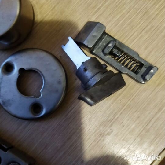 Замок дверной