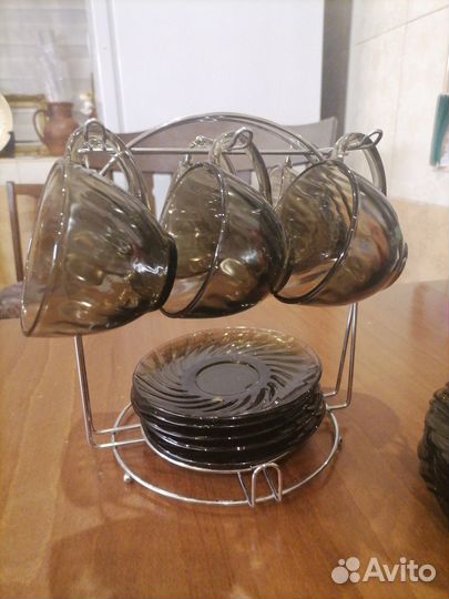 Чайные чашки с блюдцами, тарелки