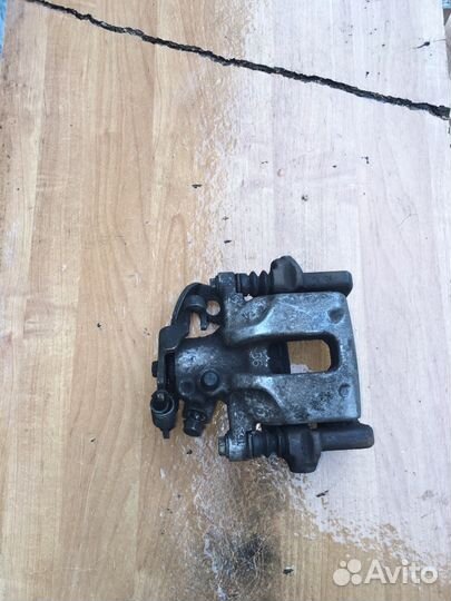 Суппорт тормозной левый Тойота Аурис Toyota Auris