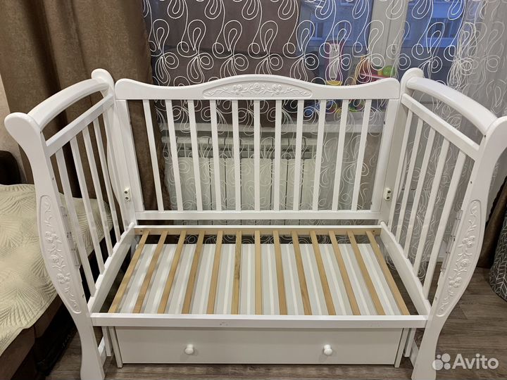 Детская кроватка с маятником