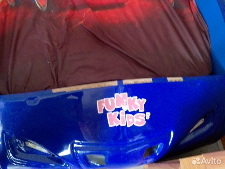 Детская кровать машина