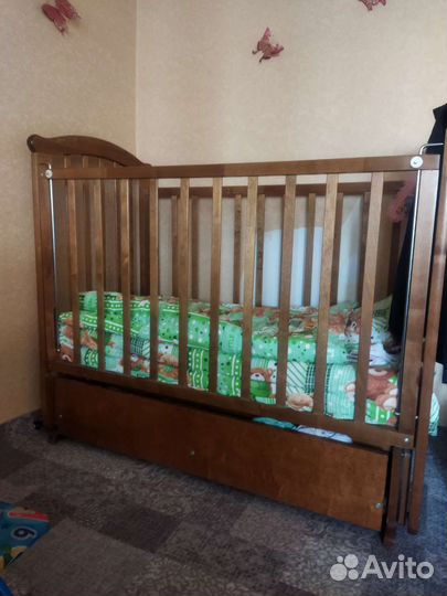 Детская кроватка с маятником и ящиком