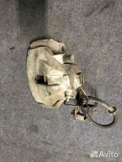 Суппорт передний правый Ауди А4 1995-2008