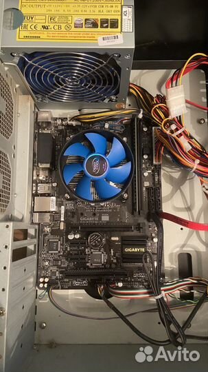 Компьютер с клавиатурой и мышкой