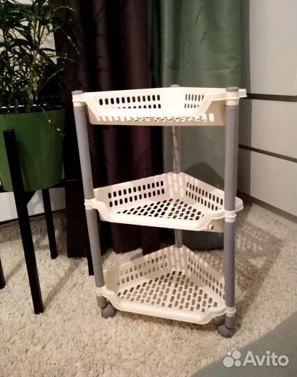 Этажерка на колесиках
