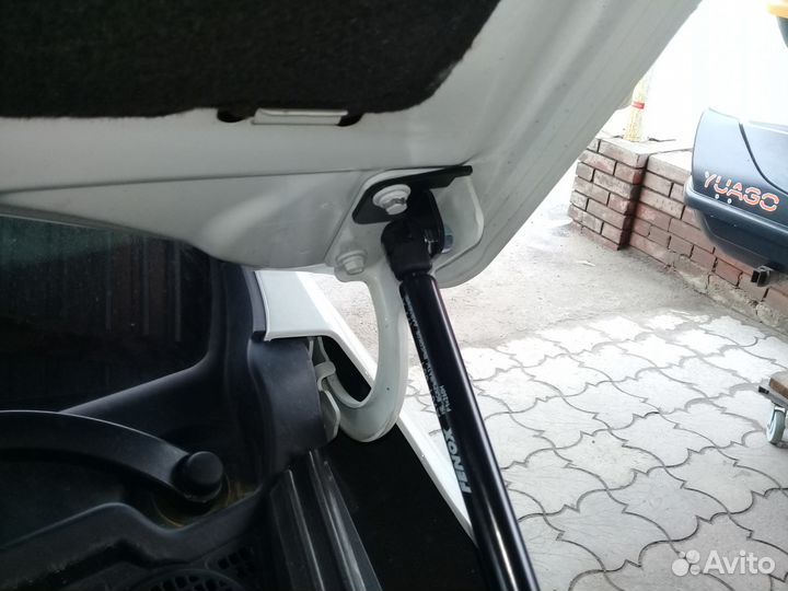 Амортизаторы капота Лада Икс Рей