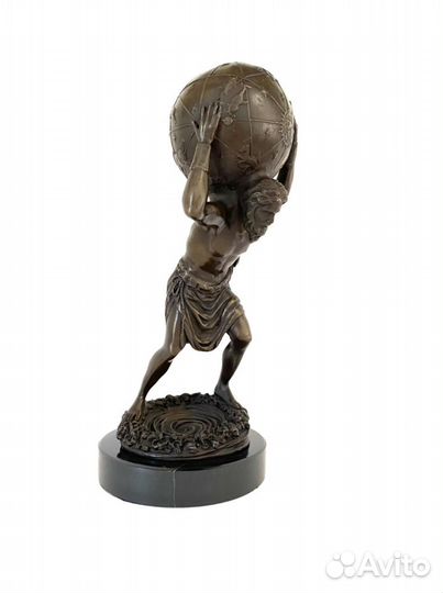 Статуэтка Атлант держит Землю