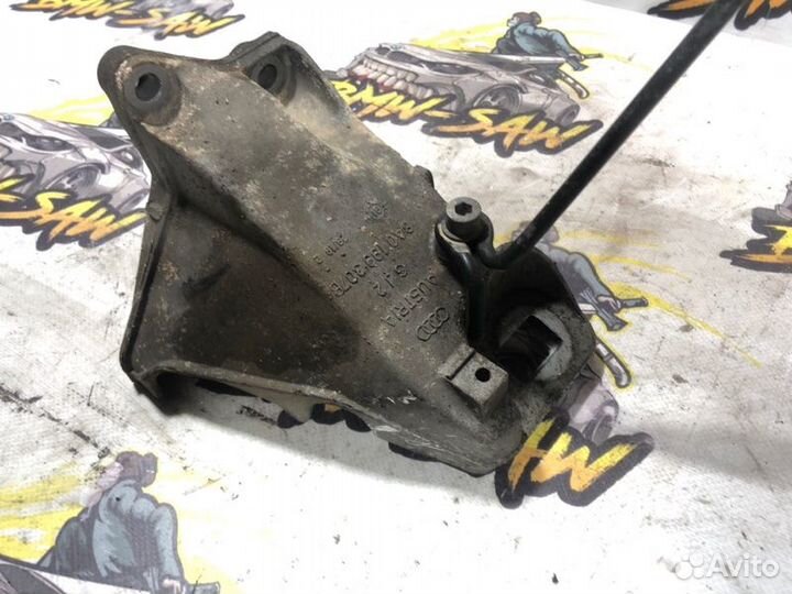 Кронштейн двигателя левый Audi 80 B4 ABK 1992
