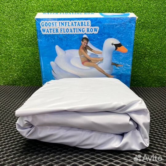 Надувной плот в виде белого лебедя