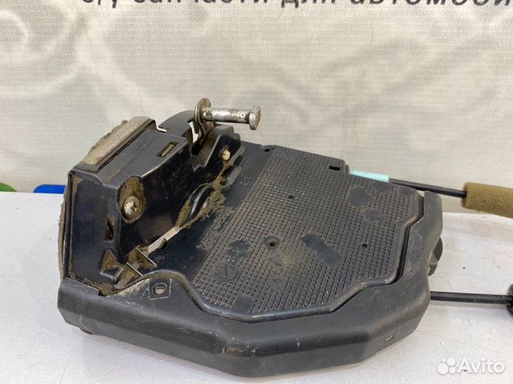 Замок двери задний левый Toyota Camry XV40