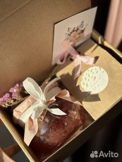 Подарочный набор с чаем и сладостями орешками